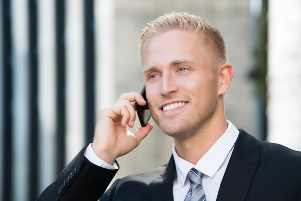 Homme d'affaires parlant sur téléphone portable — Photo