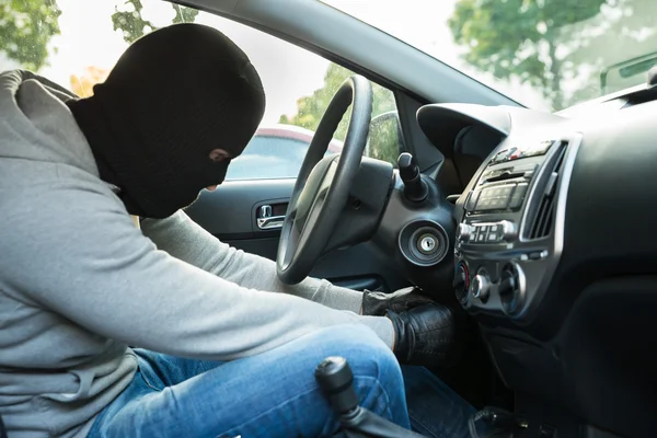 Dieb mit Maske sitzt im Auto — Stockfoto