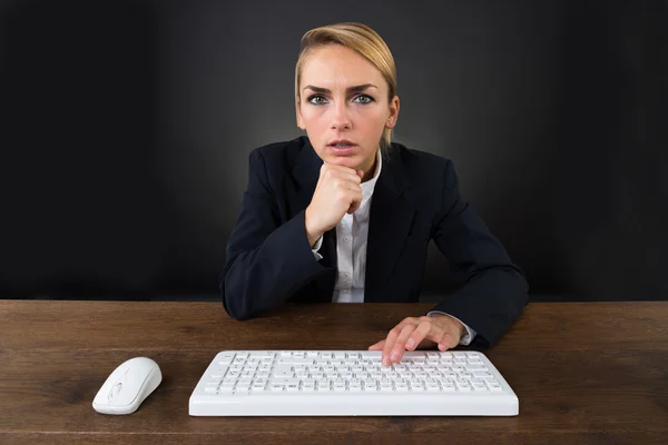 Ciddi iş kadını kullanarak bilgisayar — Stok fotoğraf