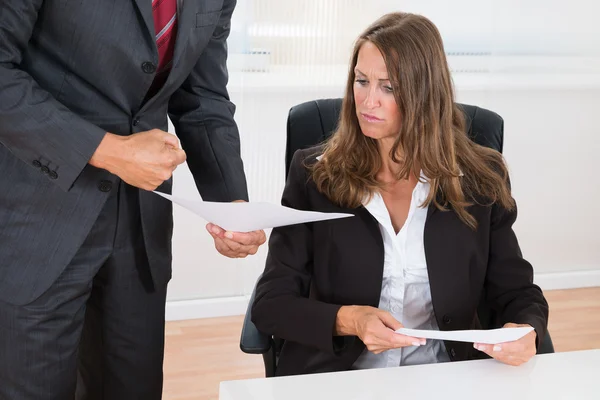 Businessman Showing Document To Employee — Φωτογραφία Αρχείου