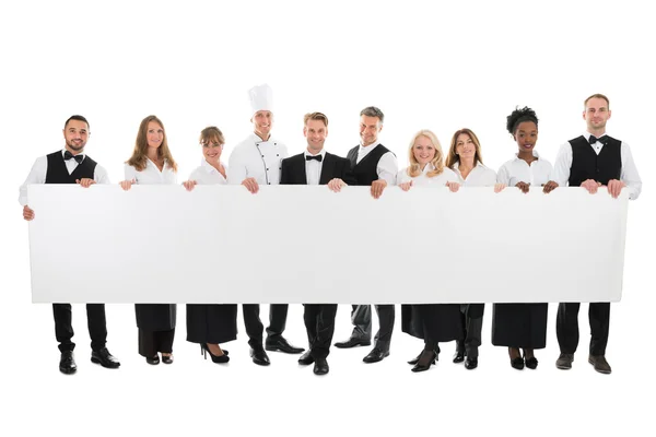 Сотрудники ресторанов держат в руках бланк-билборд — стоковое фото