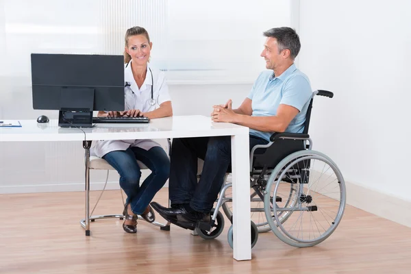Man sitter på en rullstol — Stockfoto