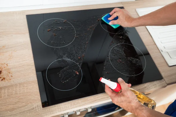Индукционная плита уборщика на кухне — стоковое фото