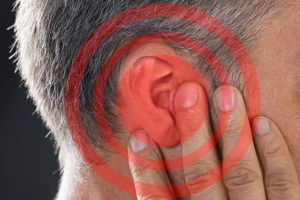 Hombre cubriendo el oído con la mano — Foto de Stock