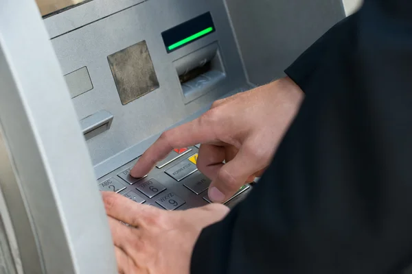 Mão usando a máquina de atm teclado — Fotografia de Stock