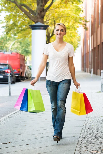 Mujer llevando bolsas de compras —  Fotos de Stock