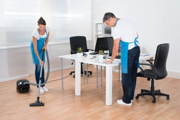 Zwei Hausmeister putzen das Büro — Stockfoto