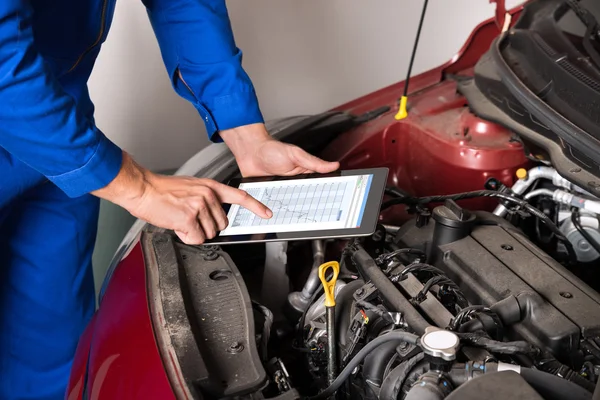 Mechanik za pomocą cyfrowego tabletu — Zdjęcie stockowe