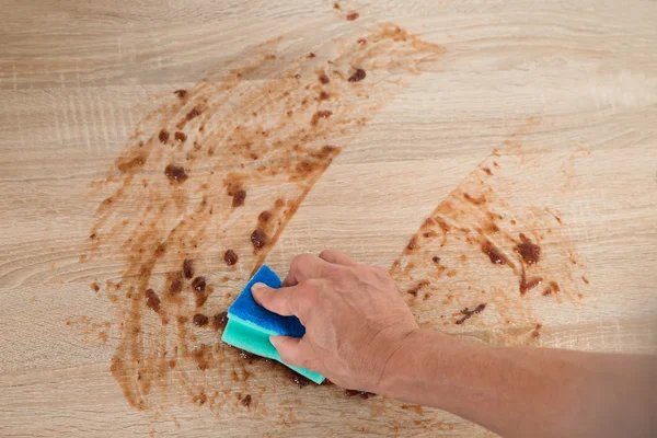 Contador de cocina de limpieza con esponja —  Fotos de Stock