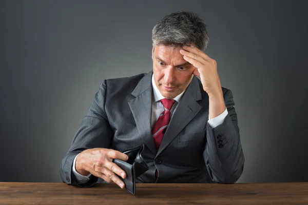 Empresario sorprendido con cartera vacía — Foto de Stock