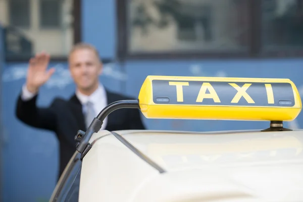 Geschäftsmann erwischt Taxi — Stockfoto