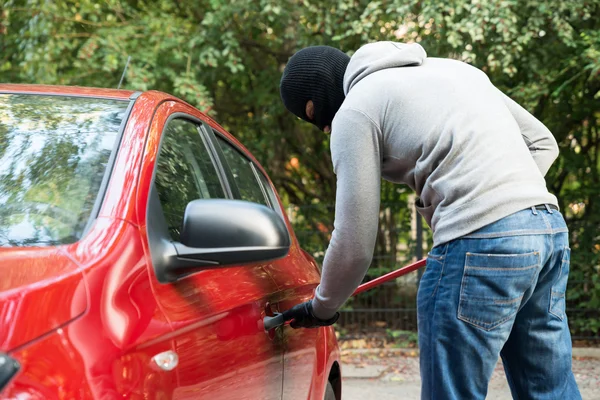 Opening Car's Door By Crowbar — Stockfoto