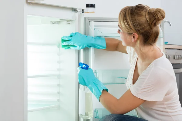 Mulher Frigorífico de limpeza em casa — Fotografia de Stock