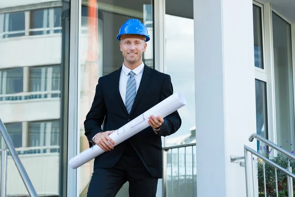 Architect blauwdruk houdt In zijn Hand — Stockfoto