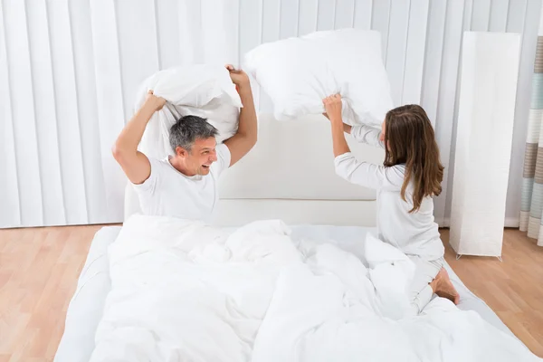 Casal lutando com travesseiro — Fotografia de Stock
