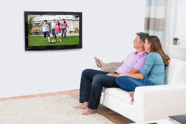 Mature Couple Watching Television At Home — Stock Photo, Image