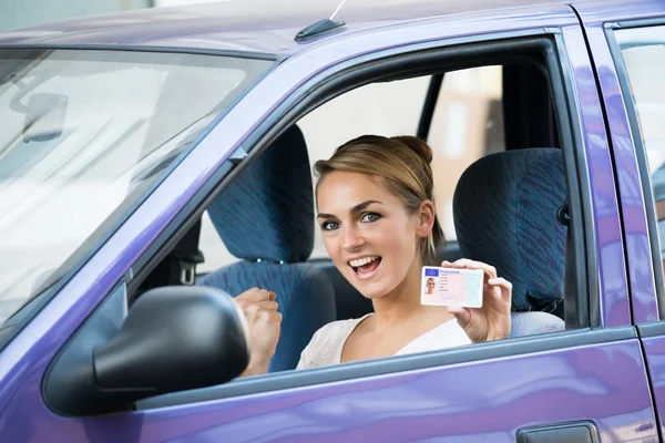 Mujer Mostrando Licencia —  Fotos de Stock