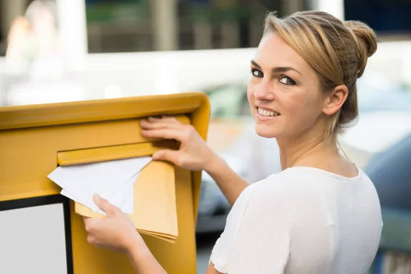 Frau steckt Brief in Briefkasten — Stockfoto