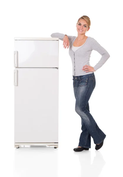 Frau lehnt sich an Kühlschrank — Stockfoto