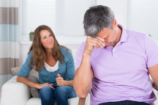 Mujer gritando al hombre deprimido —  Fotos de Stock