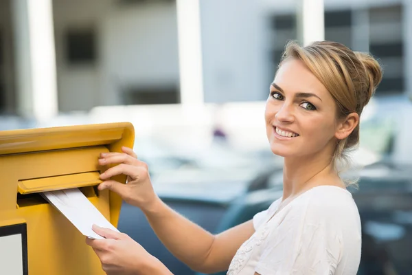 Frau steckt Brief in Briefkasten — Stockfoto