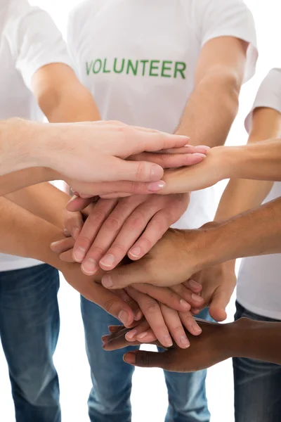 Midsection multietniskt frivilliga pålning händer — Stockfoto