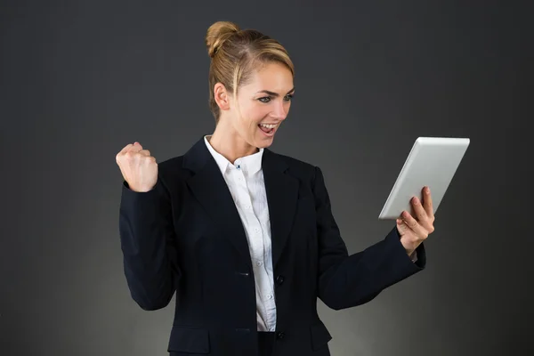 Mujer de negocios celebrando la victoria — Foto de Stock