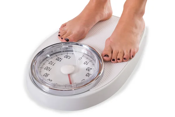 Mulher em pé na balança de pesagem — Fotografia de Stock