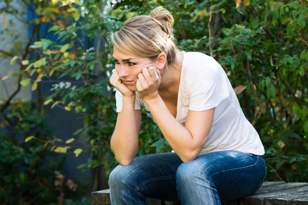 Donna in casual massaggio testa — Foto Stock