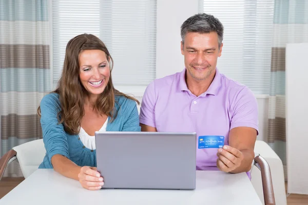 Casal maduro Compras Online — Fotografia de Stock