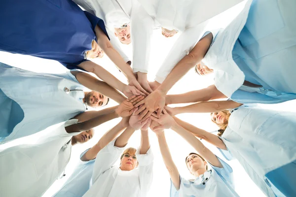 Team medico multietnico impilare le mani — Foto Stock