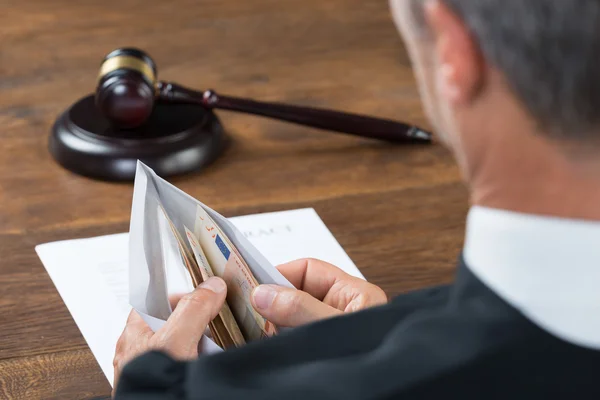 Judge Counting Money In Envelop At Table — Stock Photo, Image