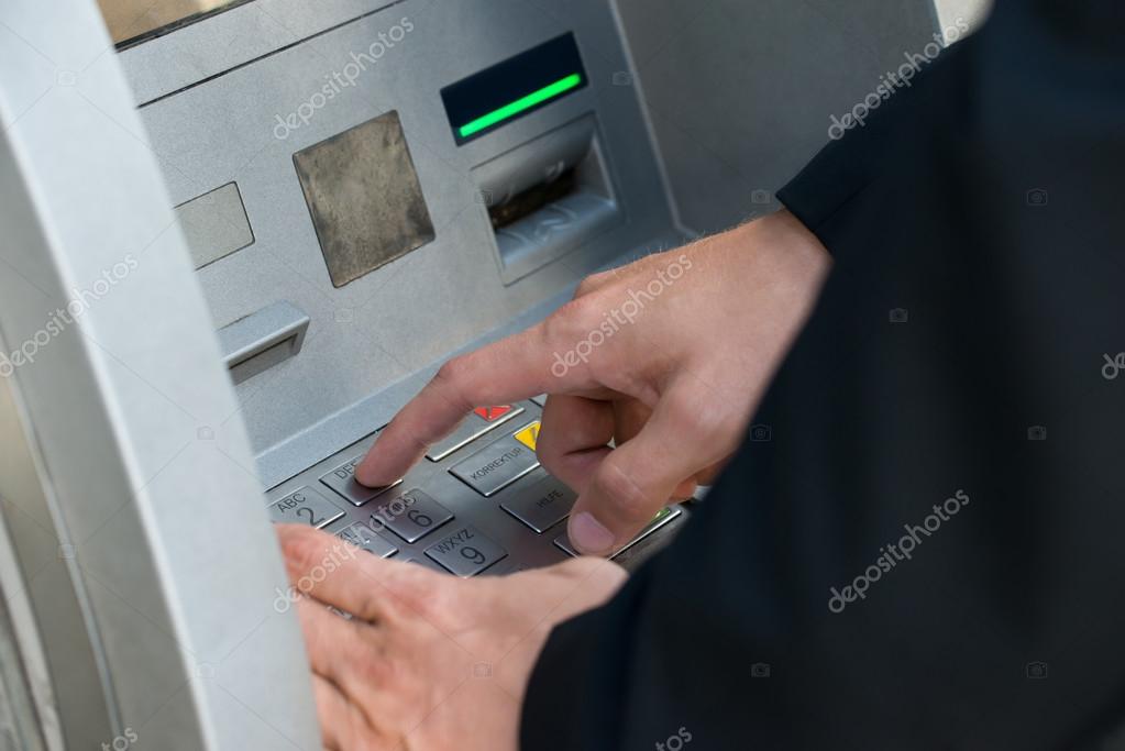 Mano usando teclado cajero automático máquina fotografía de stock