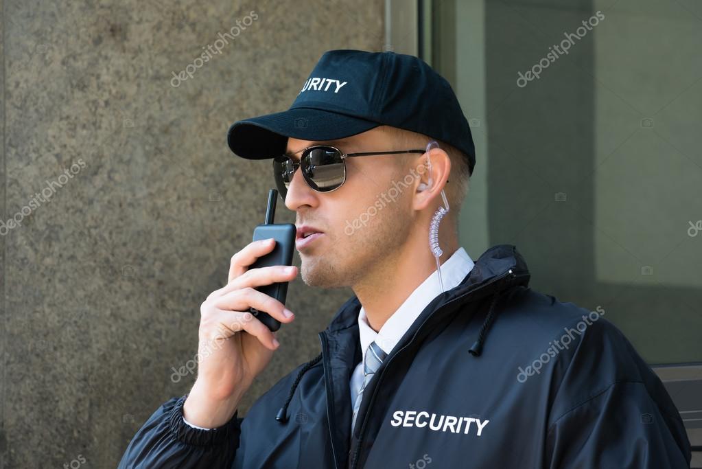 Guardia de seguridad Radio de Walkietalkie usando — Foto de Stock