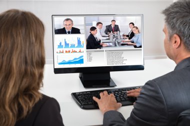 Video konferansa katılan iki iş adamları
