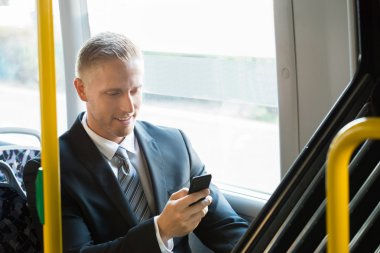 cep telefonu kullanarak iş adamı