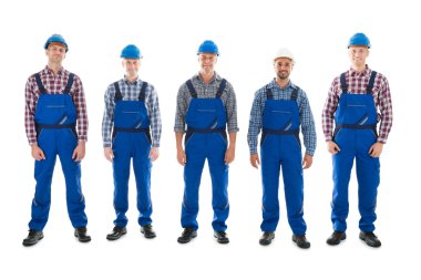 Kendine güvenen erkek marangozlar portresi