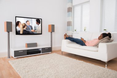 Televizyon izlerken uyuya kadın iken