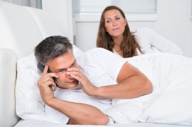 Cep telefonuyla konuşan adam.