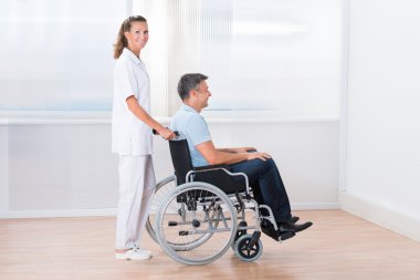 Tekerlekli sandalye üzerinde itme engelli hasta doktor