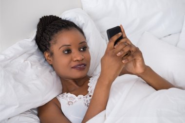 Cep telefonu kullanan kadın