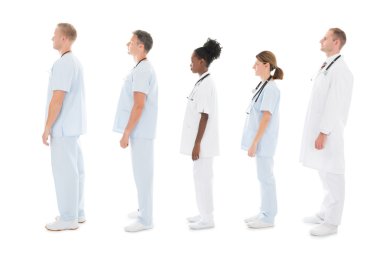 Tıbbi ekip satırda ayakta yan görünüm