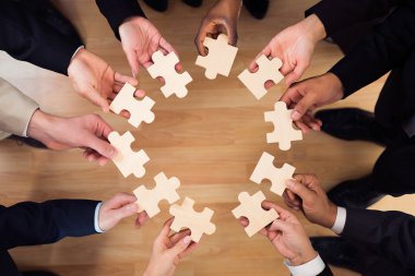 iş insanları katılmadan puzzle parçaları