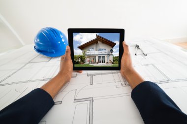 Dijital Tablet tutan kişinin elleri