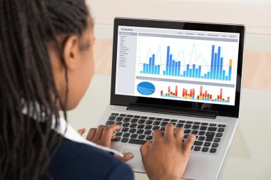 işkadını çözümlenirken grafik üstünde laptop