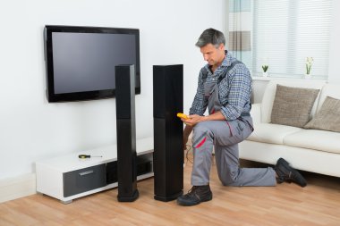 TV hoparlör multimetre ile kontrol teknisyeni