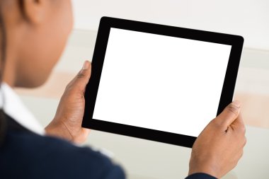 Sayısal tablet tutan iş kadını