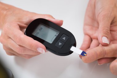 Doktor hastanın şeker okuma ölçme