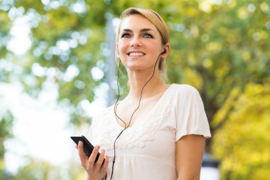 kulaklık aracılığıyla müzik dinlemek