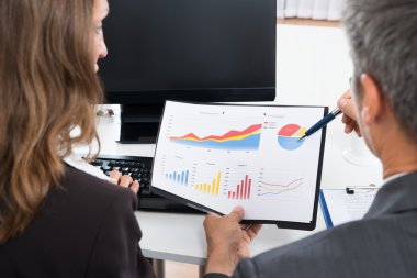İki iş adamları grafik tartışıyor